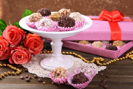 pralinen-rosen-rosa-geschenk-geschenkbox-box-goldkette-perlen-kaffeebohnen-auf-holz